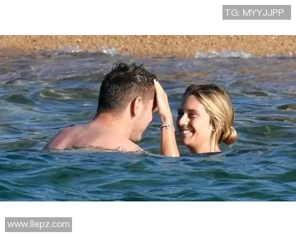 足球明星与女友甜蜜瞬间视频合集展现爱情与激情的完美结合