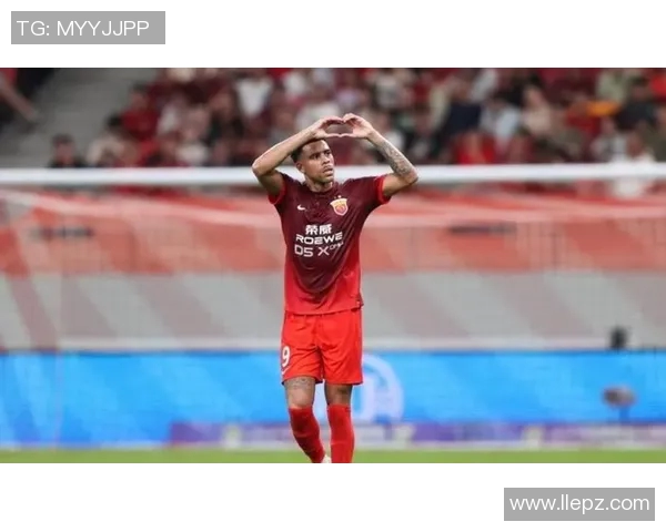 足球明星留辫子造型大赏展现个性与风格的精彩瞬间