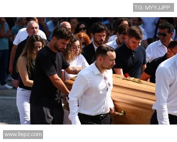 足球明星出席葬礼现场照片曝光引发广泛关注与讨论